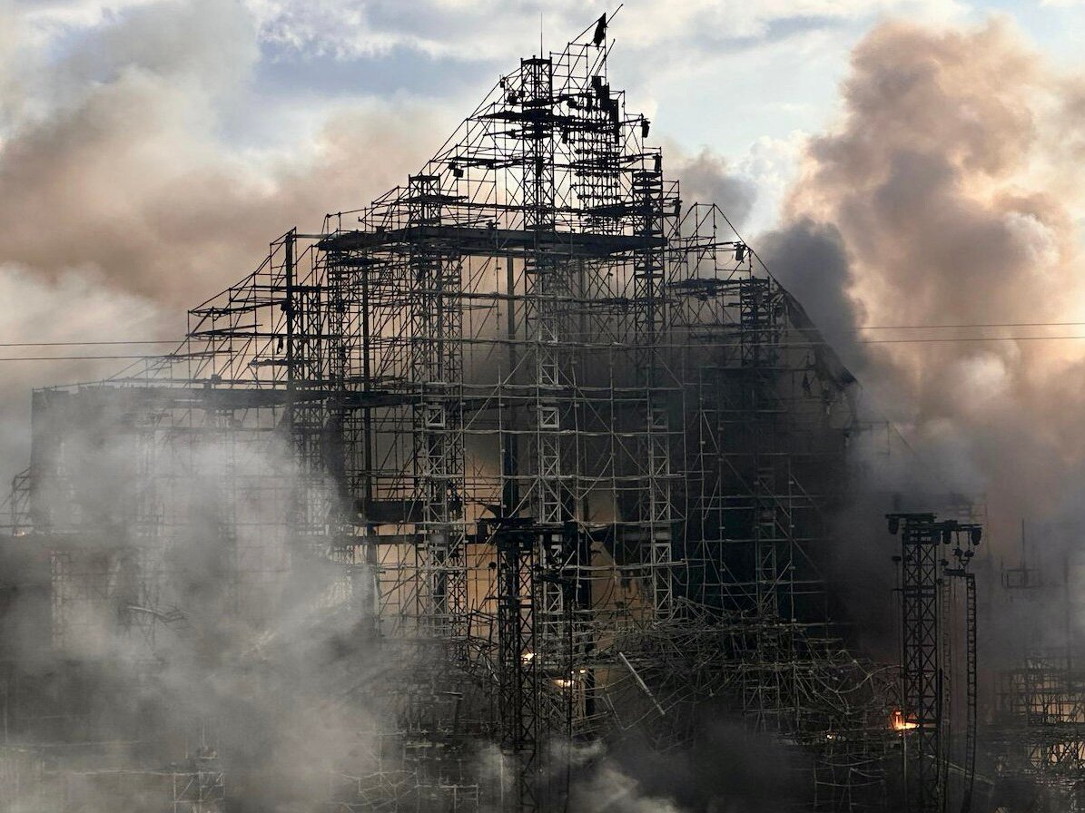 Viral Foto Panggung Tomorrowland 2025 Ludes Terbakar, Netizen: Tuhan Beri Peringatan!