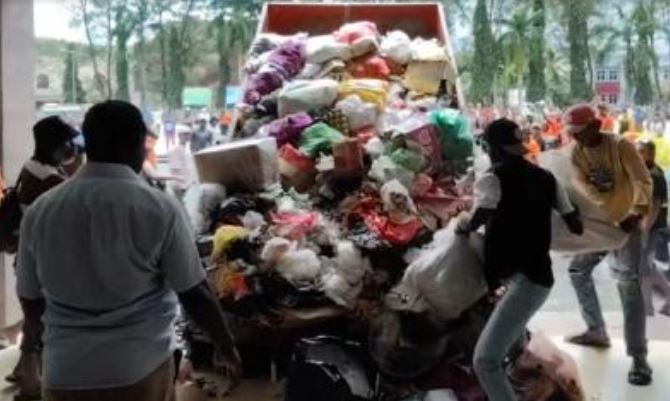Kecewa Dirumahkan, Petugas Kebersihan Tumpahkan Sampah ke Kantor Wali Kota Sorong