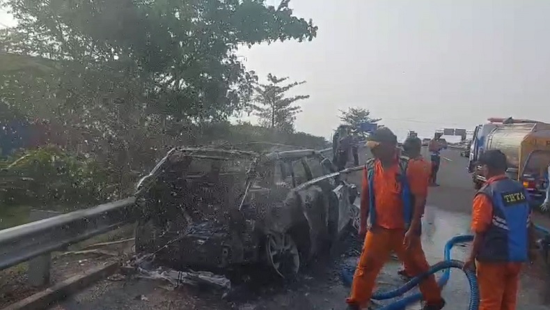 Mobil Range Rover Hangus Terbakar di Tol Gempol-Pandaan Pasuruan