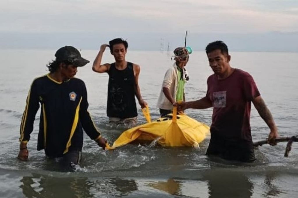 Mayat Misterius Mengapung di Selat Madura, Diduga Korban Hilang dari Pasuruan!