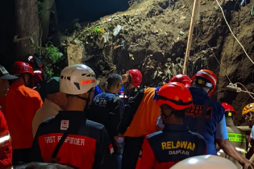 Gali Fondasi Rumah, 2 Pekerja Tertimbun Longsor di Cimahi
