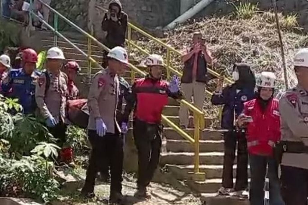 Longsor Timbun 2 Pekerja Proyek Bangunan di Cimahi, 1 Orang Tewas