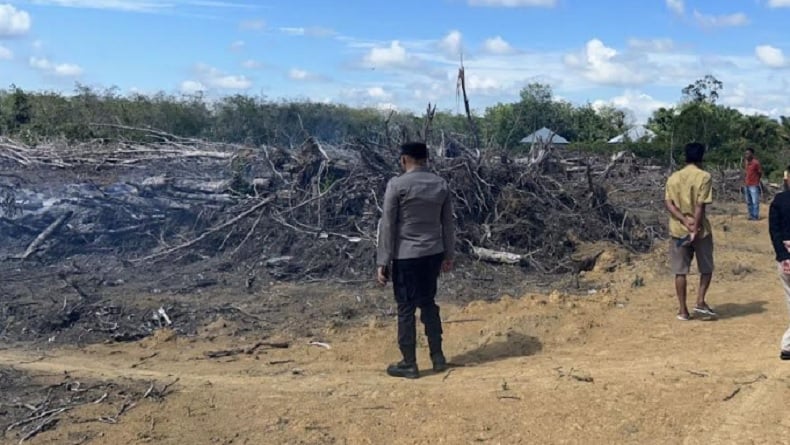 Polisi Tangkap Pembakar Lahan Pohon Karet untuk Dijadikan Kebun Sawit di Riau