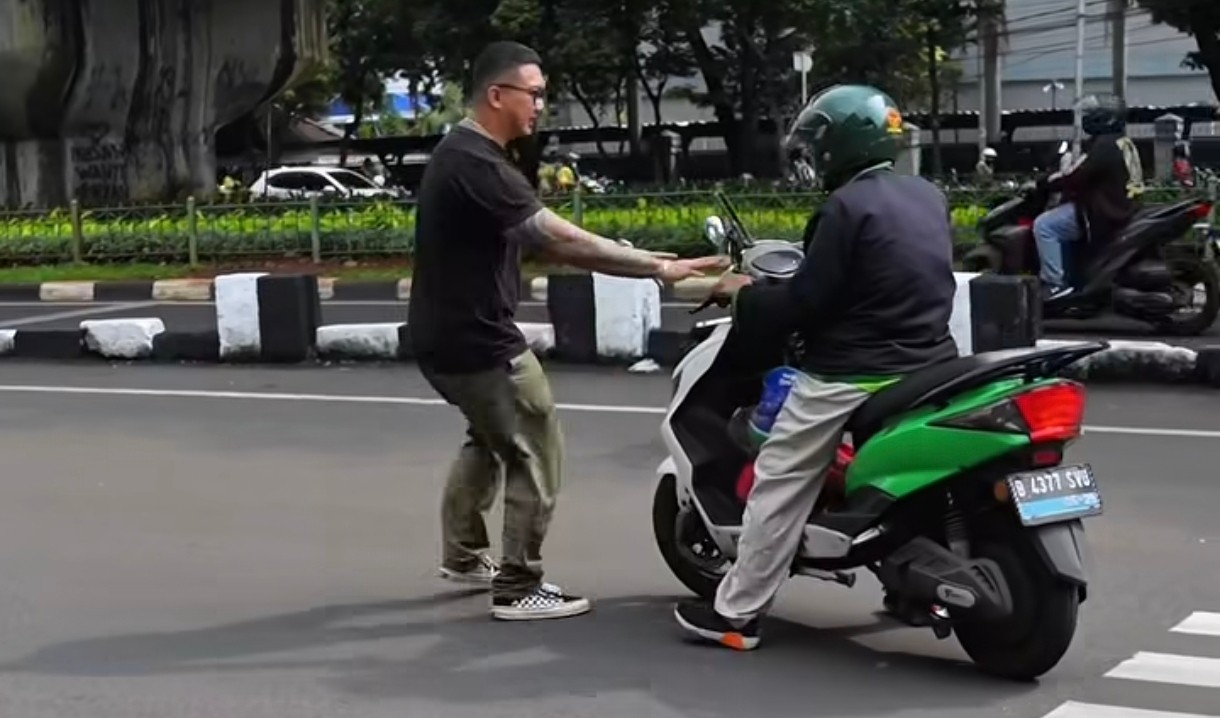 Viral Driver Ojol Nekat Lawan Arah di Depan Polisi: Waktu adalah Uang Pak