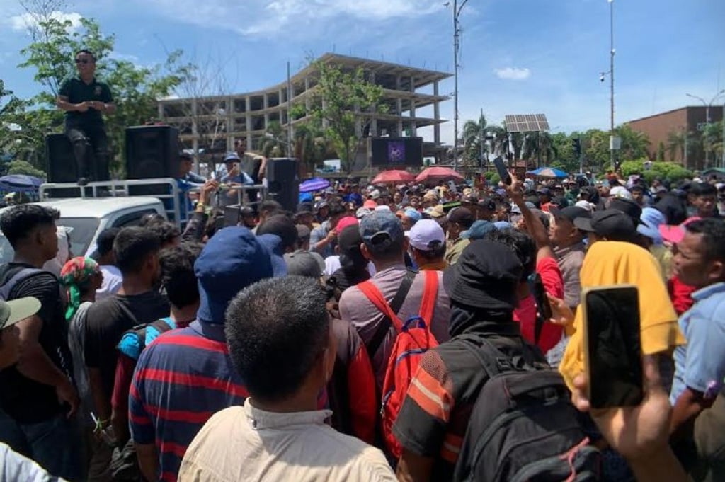 Demo Besar-besaran di Kantor Gubernur Riau, Warga Tolak Direlokasi dari TN Tesso Nilo