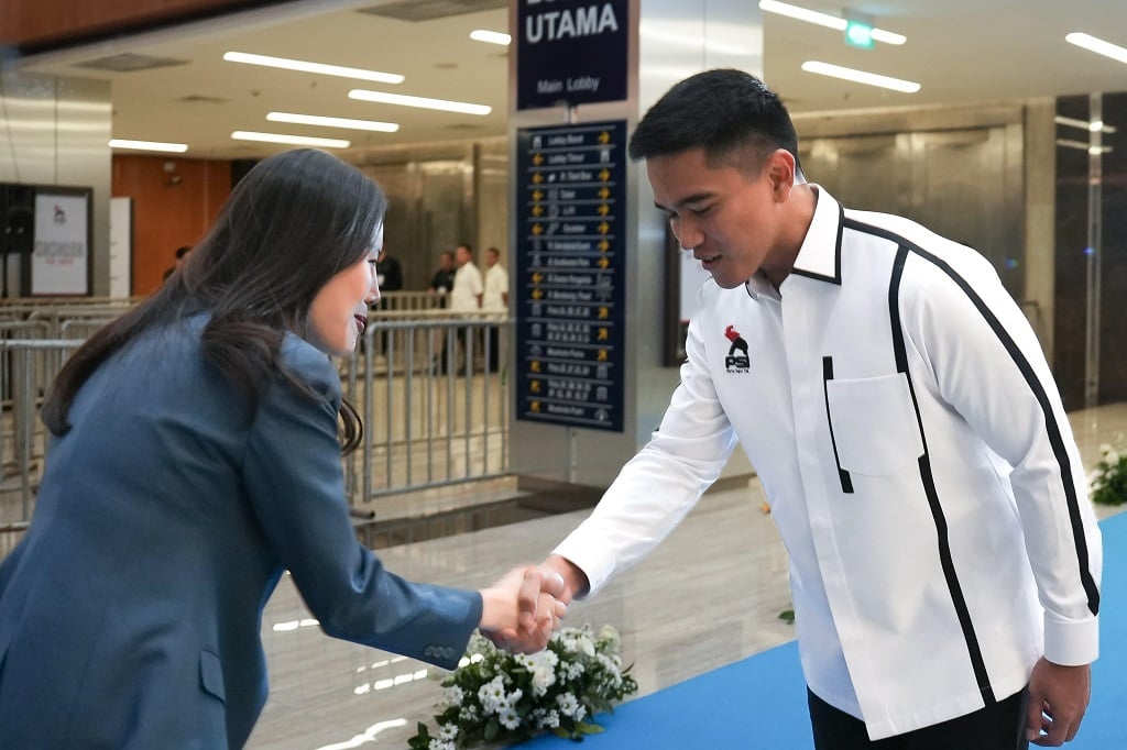 Potret Angela Tanoesoedibjo Jabat Tangan Kaesang di Arena Kongres PSI