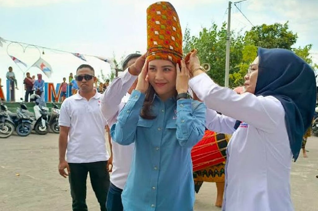 Angela Tanoesoedibjo Kunjungi Pantai Impos Lombok Utara, Dipakaikan Jong Khas Adat Bayan