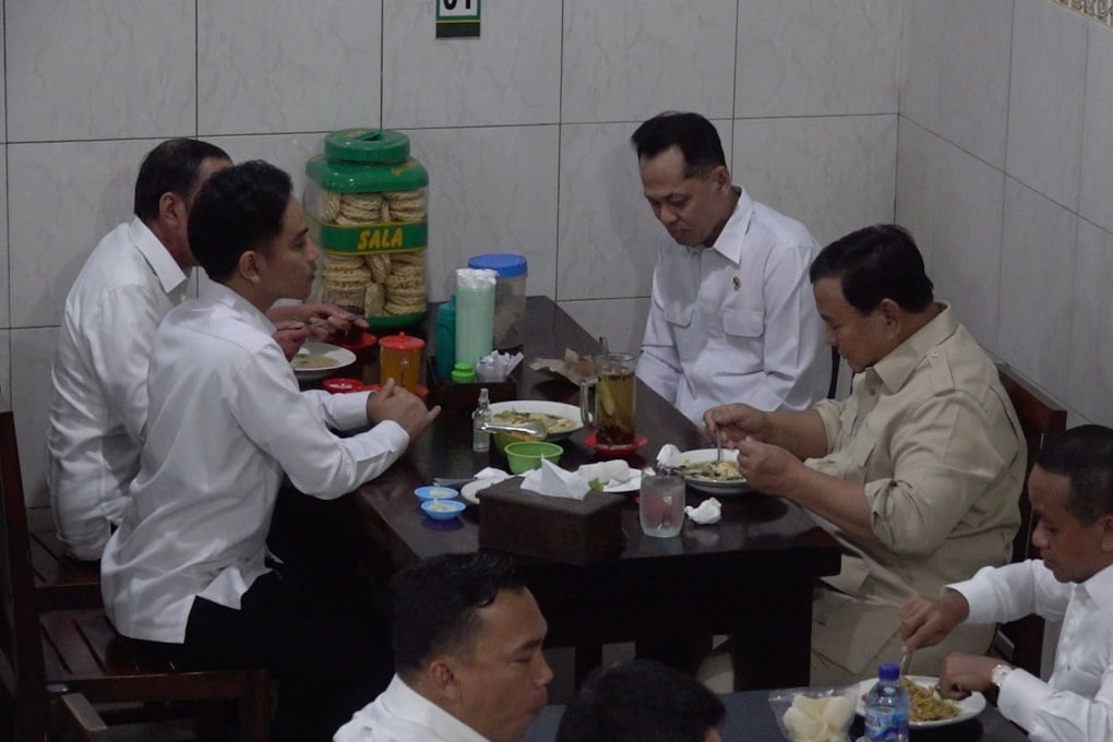 Momen Prabowo, Jokowi, dan Gibran Makan Bakmi Jawa di Solo, Duduk Semeja