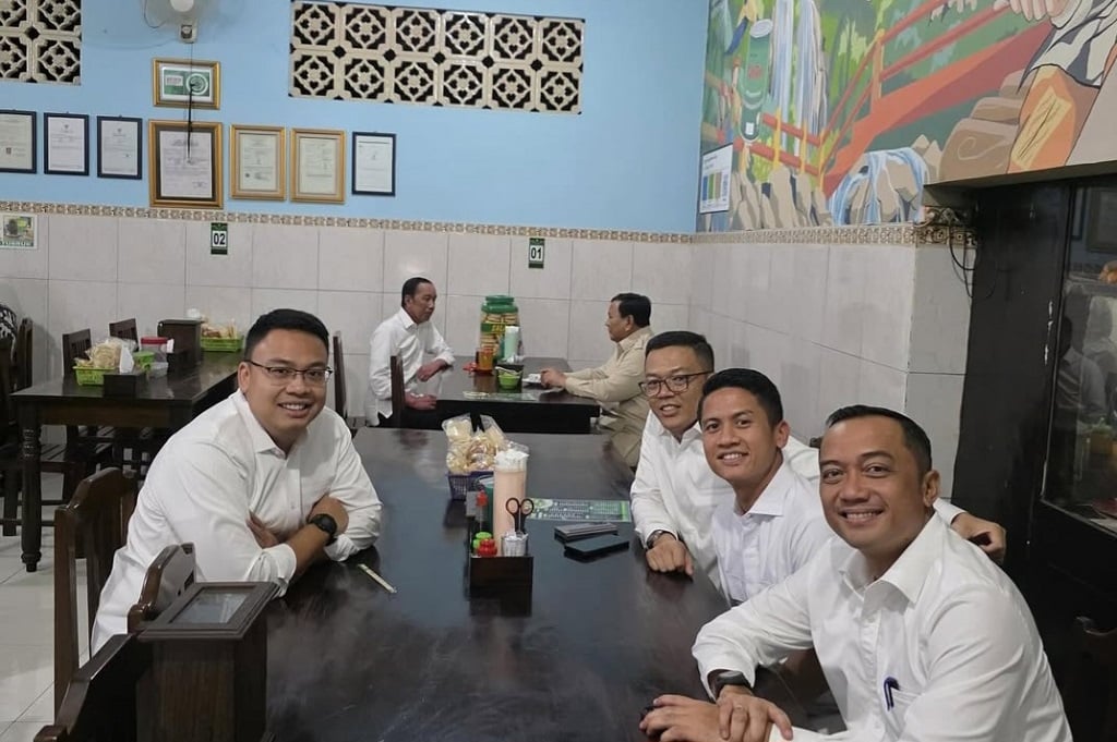 Momen Prabowo dan Jokowi Makan Malam di Warung Bakmi Solo