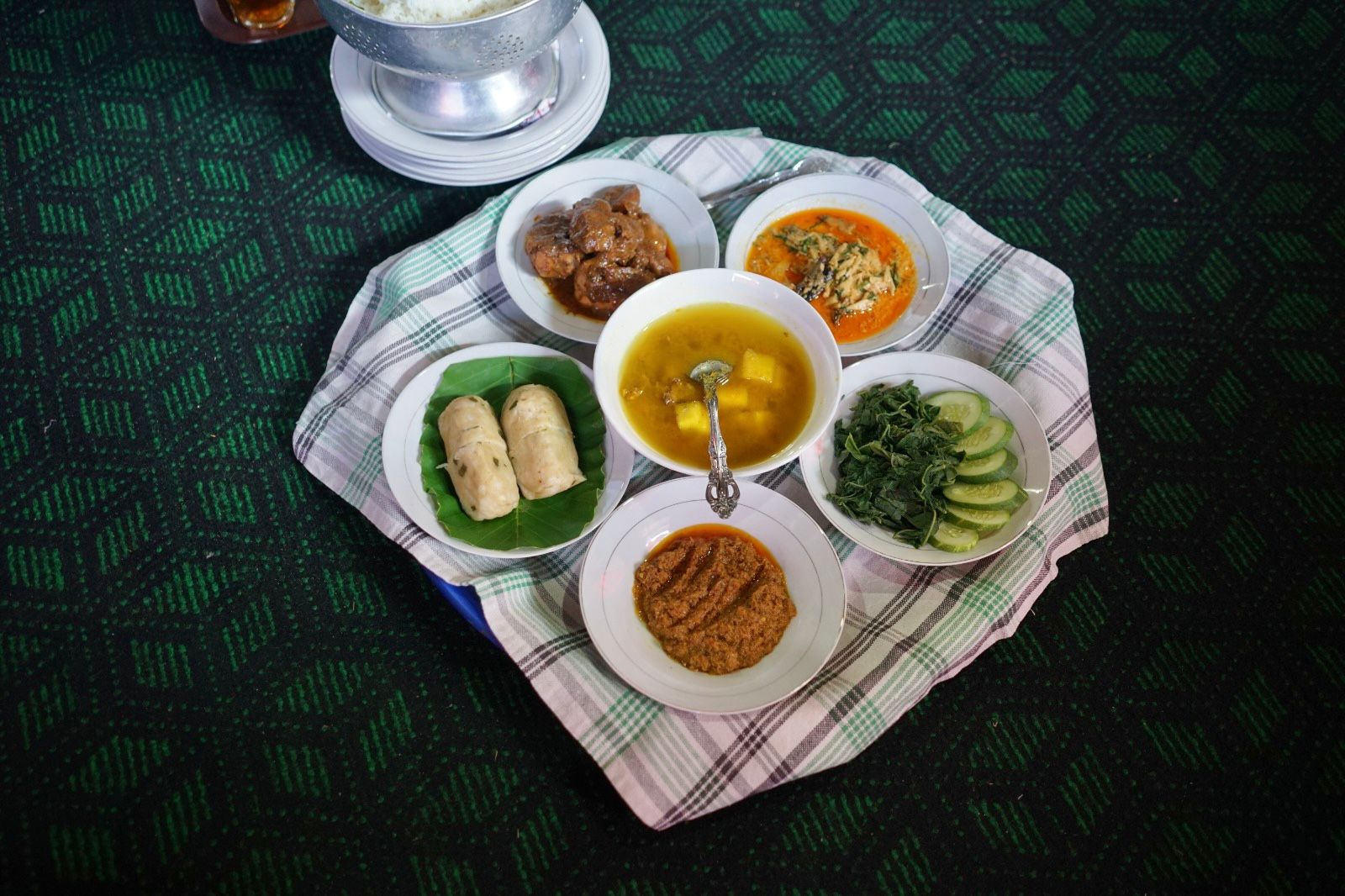 5 Hidangan Ikonik dalam Tradisi Makan Bedulang Khas Bangka Belitung yang Wajib Dicoba
