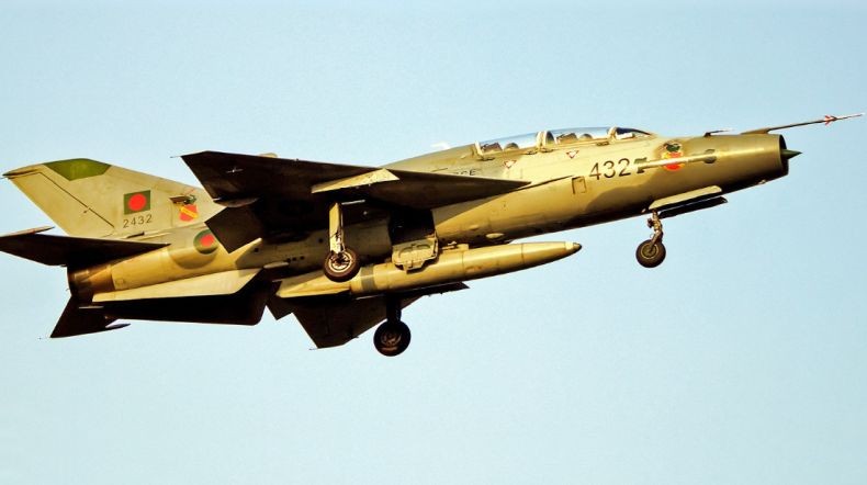 Detik-Detik Jet Tempur F-7 AU Bangladesh Hantam Sekolah Tewaskan 20 Orang