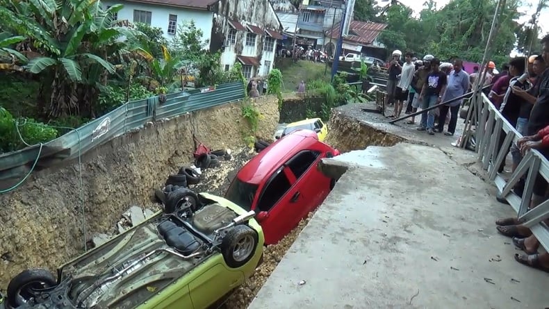 Pelataran Rumah Amblas di Bone, 3 Mobil Terperosok Termasuk Remaja Tertidur di Dalamnya
