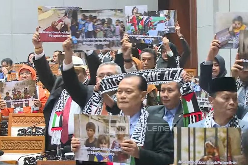 Anggota DPR Gelar Aksi Dukung Palestina di Paripurna, Angkat Poster #StopGenocide