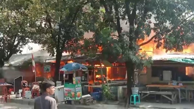 Kebakaran Hebat di Kawasan Industri Jababeka, 5 Warung Makan Ludes Terbakar