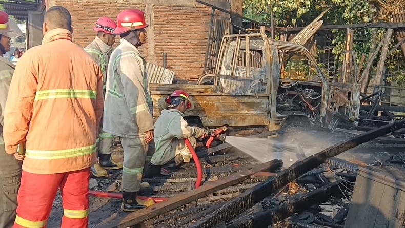 Kebakaran Toko Mebel di Jombang, Mobil Ikut Hangus Terbakar