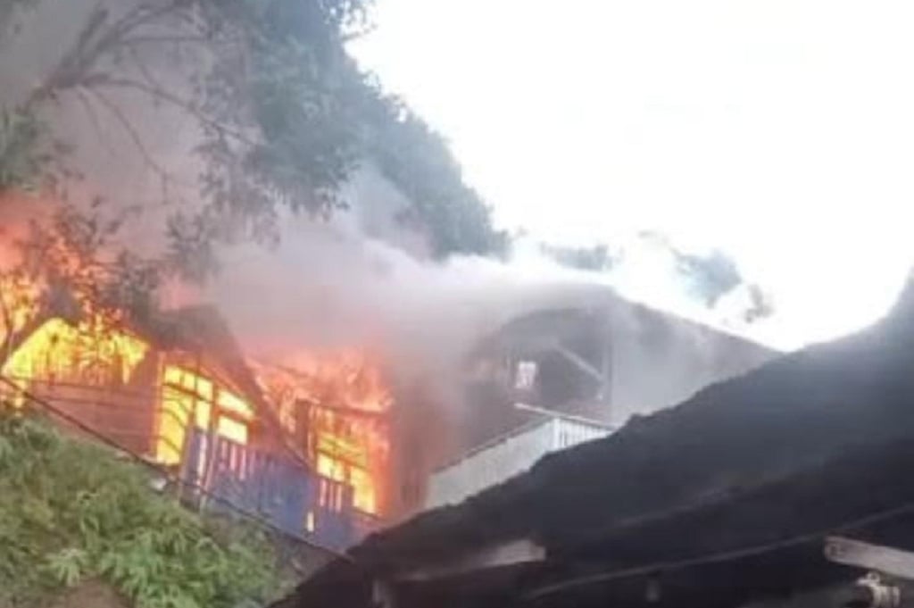 Kebakaran Hanguskan 2 Rumah di Atas Bukit Samarinda, Diduga akibat Korsleting Listrik