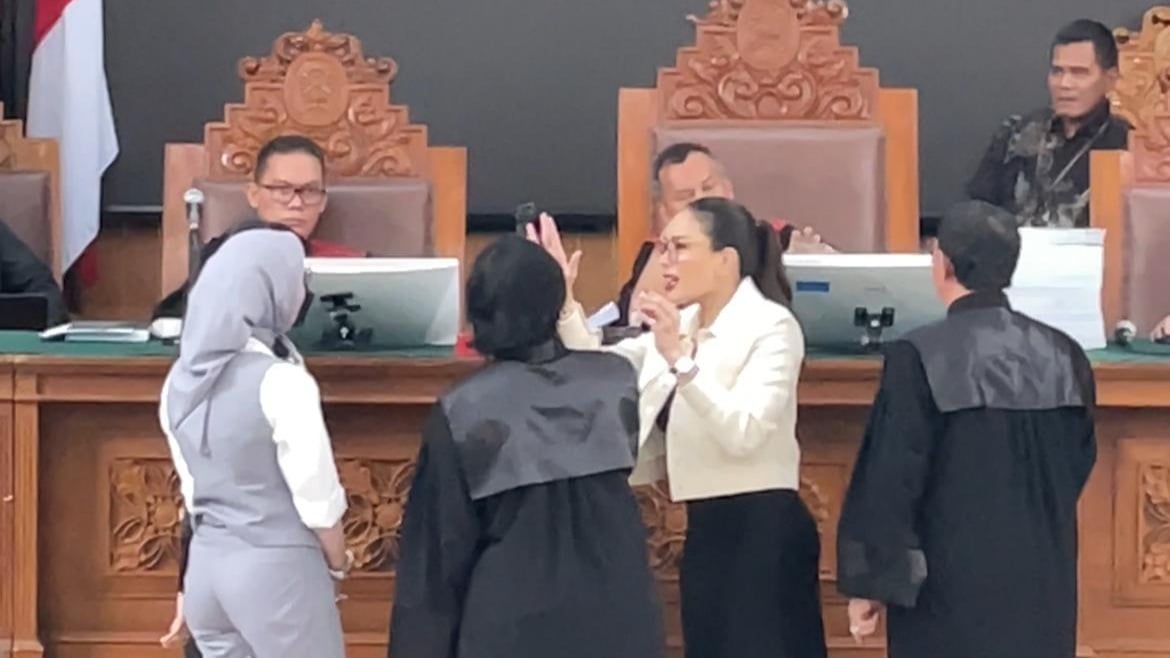 Kronologi Lengkap Nikita Mirzani Ngamuk Depan Muka Reza Gladys di Ruang Sidang Kasus Pemerasan dan TPPU