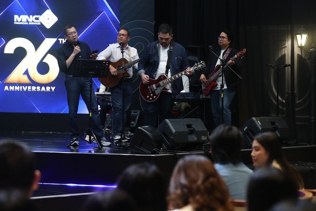 Momen HT Bawakan Lagu Nothing's Gonna Change My Love for You di HUT ke-26 MNC Kapital