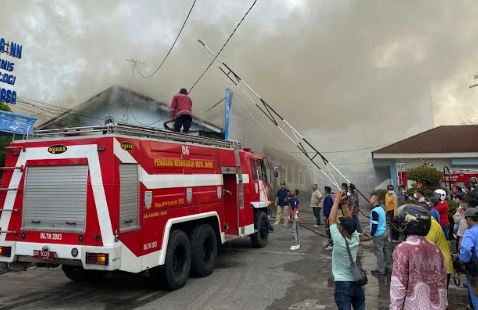 Gedung Eks Asrama Putri UIN Jambi Terbakar, 12 Mobil Damkar Dikerahkan Padamkan Api