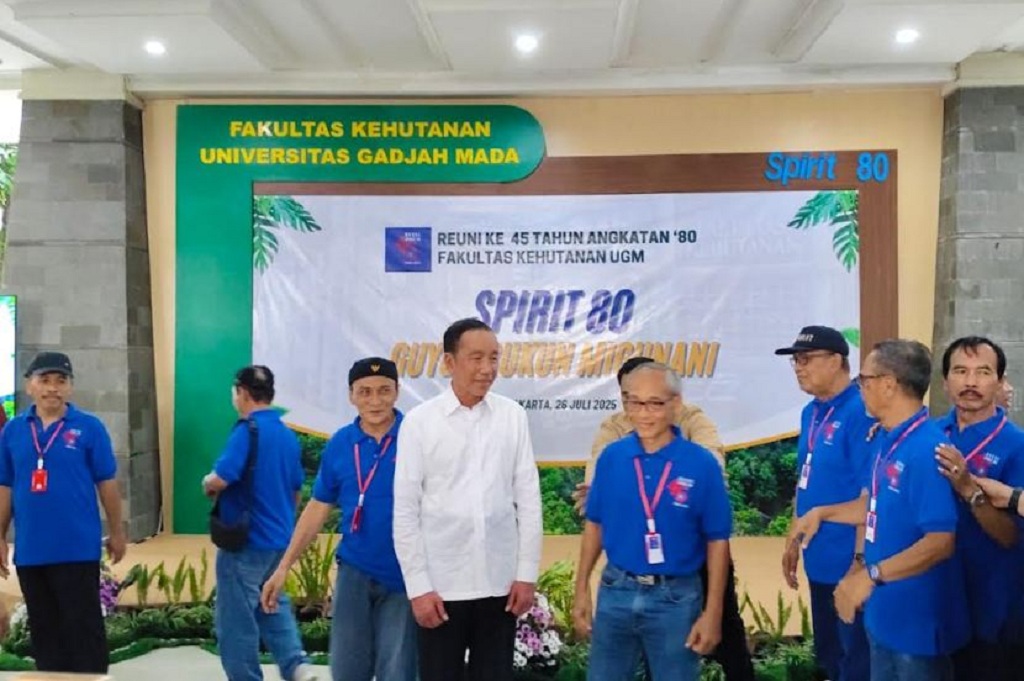 Baju Jokowi Beda Sendiri dengan Alumni Lain saat Reuni Fakultas Kehutanan UGM, Ada Apa?