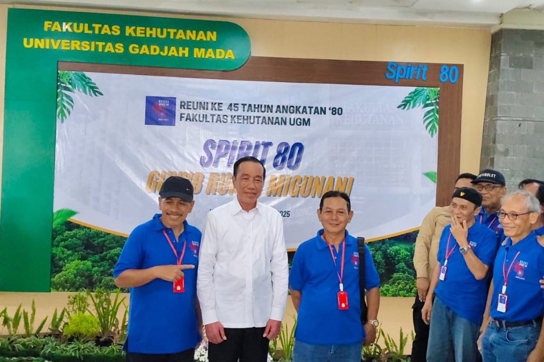Terungkap! Ini Alasan Jokowi Tak Pakai Seragam Reuni Angkatan 1980 Kehutanan UGM
