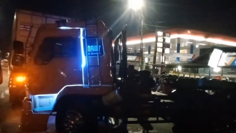 Kecelakaan Beruntun di Maros, Truk Kontainer Tabrak 3 Kendaraan