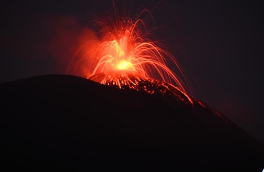 Gunung Ile Lewotolok Meletus Hari Ini, Muntahkan Lava Pijar 200 Meter Disertai Dentuman