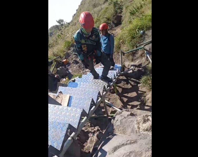 Cegah Kecelakaan, BTNGR Pasang Tangga Besi di Jalur Ekstrem Gunung Rinjani