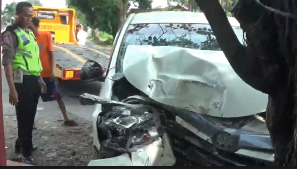 Kecelakaan Xenia Tabrak Pohon Depan Rumdin Kapolres Kendal, 5 Orang Luka-luka