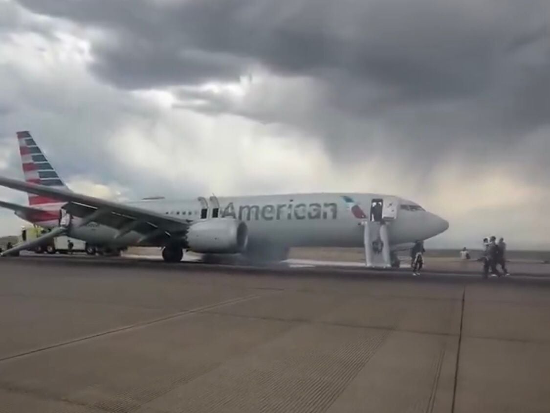 Detik-Detik Pesawat American Airlines Terbakar di Bandara Denver, Evakuasi Dramatis!