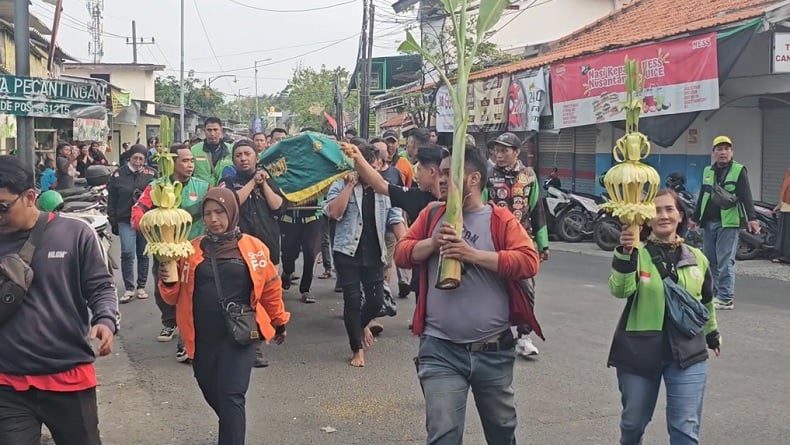 Ratusan Rekan Seprofesi Iringi Pemakaman Sevi Ayu Driver Ojol Korban Pembunuhan di Gresik