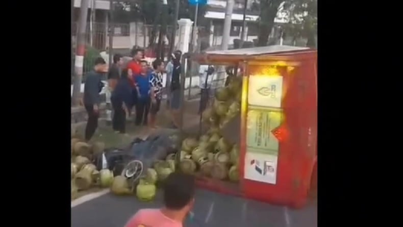 Truk Bermuatan Tabung Gas Terguling di Pasuruan, 1 Orang Tewas Tertimpa