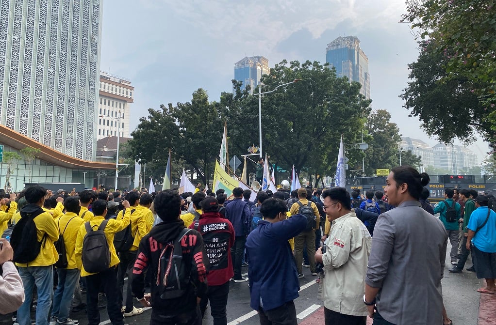 Massa BEM SI Mulai Padati Patung Kuda, Jalan Medan Merdeka Selatan Ditutup