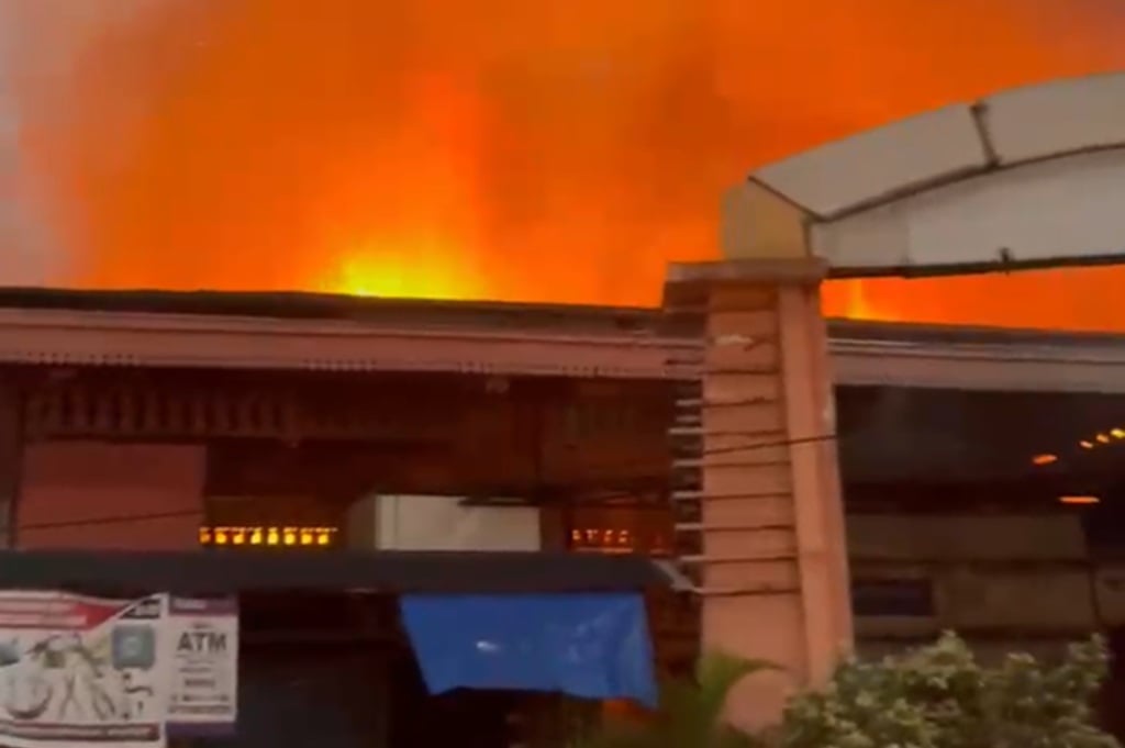 Pasar Taman Puring Kebakaran, 6 Unit Damkar Dikerahkan