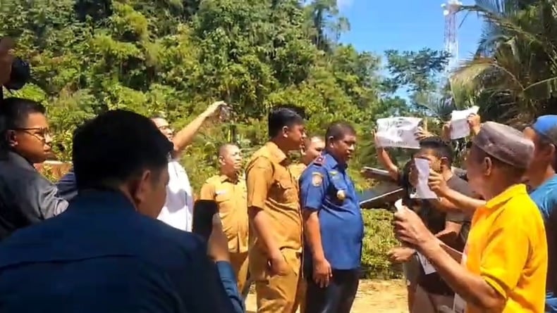 Tim KPK dan Bupati Konawe Kepulauan Diadang Warga di Lokasi Tambang PT Gema Kreasi Perdana