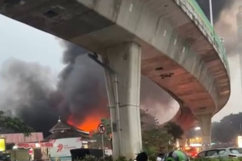 Transjakarta Koridor 13 Berhenti Operasi Sementara Imbas Kebakaran Pasar Taman Puring