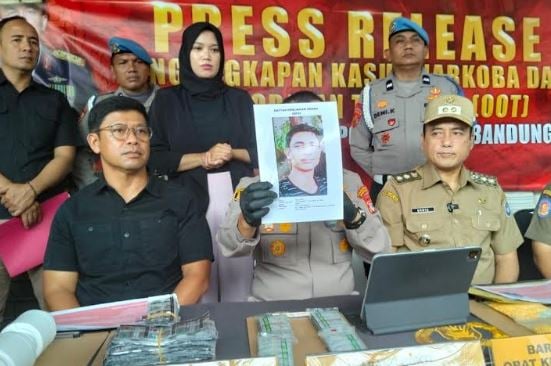 Polisi Buru Bandar Obat Terlarang yang Lolos dalam Penggerebekan, Ini Tampangnya
