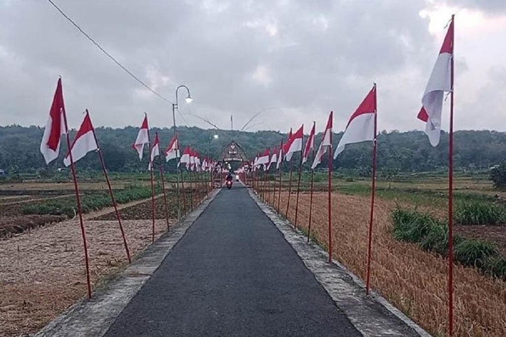 Tradisi Unik Jelang HUT RI di Dobangsan Kulonprogo, Warga Pasang 1.000 Bendera Merah Putih