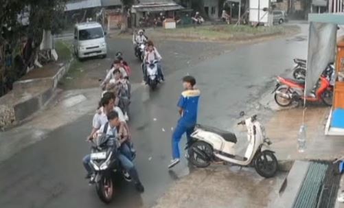 Viral Gerombolan Pelajar Bermotor di Lebak Serang Siswa SMK saat PKL