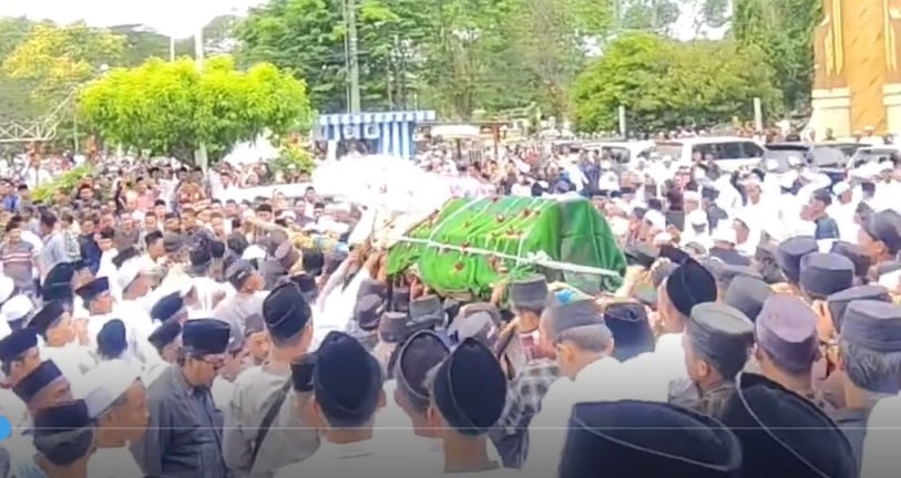 Ribuan Santri dan Warga Bangkalan Antarkan Pemakaman KH Ahmad Faruq Muhtarom