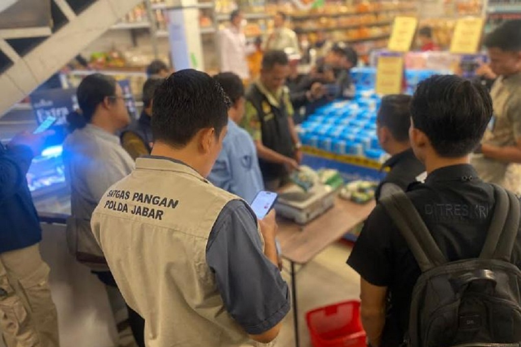 Sidak Beras Oplosan di Bandung, Satgas Pangan Temukan Produk Tanpa Izin Edar di Toserba