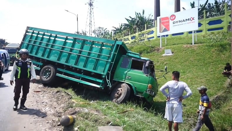 Truk Rem Blong di Jalan Raya Narogong Bogor, Sopir Banting Setir hingga Masuk Parit