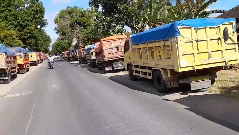 Demo di Ponorogo, Ratusan Warga Hentikan Paksa Truk Tambang Ugal-ugalan