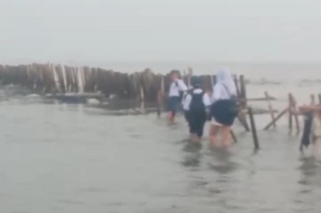 Banjir Rob Terjang Karawang, 326 Warga Terisolasi hingga Pelajar Sekolah Basah-basahan