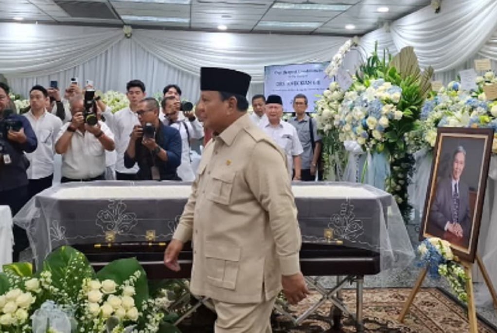 Prabowo Melayat ke Rumah Duka Kwik Kian Gie di RSPAD, Beri Penghormatan Terakhir
