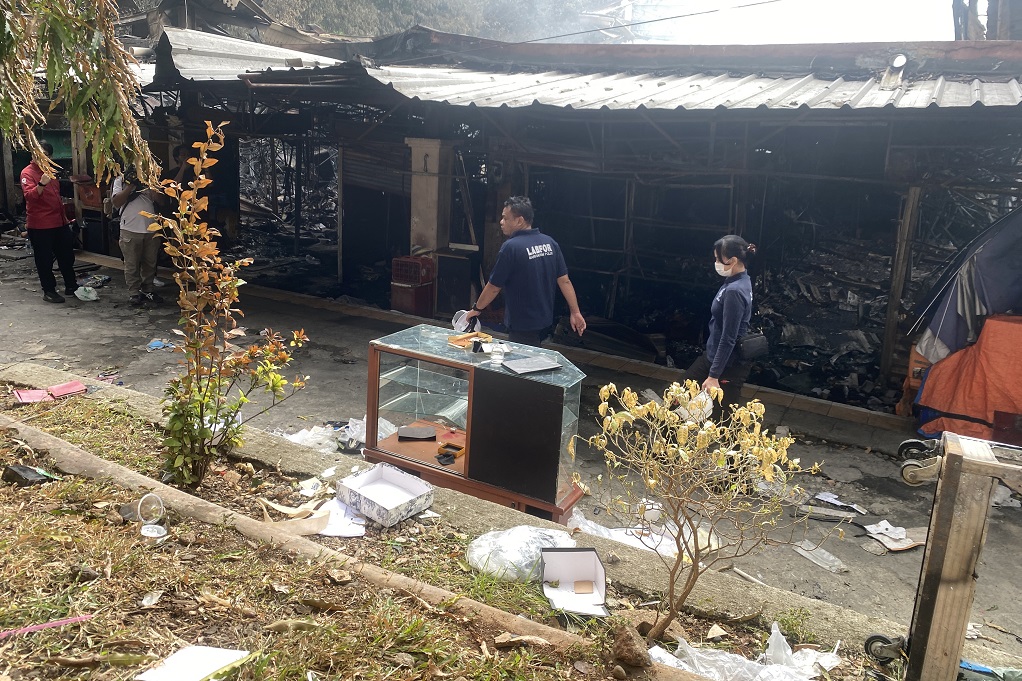 Tim Puslabfor Polri Datangi Pasar Taman Puring, Olah TKP Kebakaran