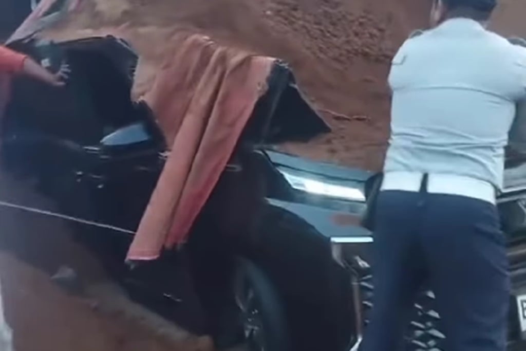 Kecelakaan Truk Tanah Terguling Timpa Mobil di Exit Tol Karawang Barat, WNA Jepang Tewas