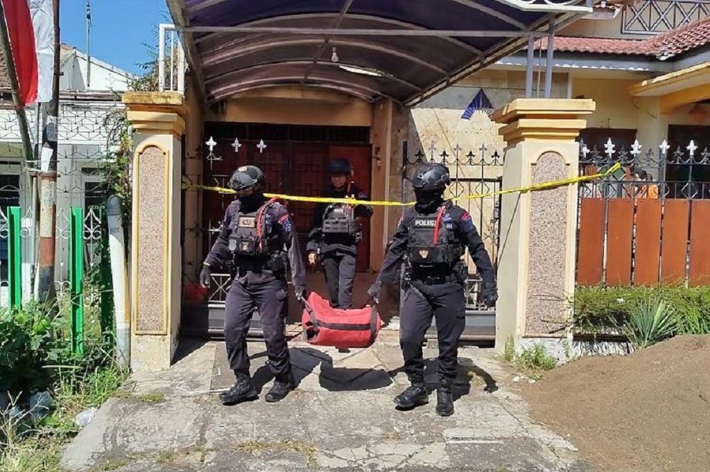 Tim Jibom Gegana Polda Jatim Evakuasi Benda Mencurigakan Diduga Granat di Malang