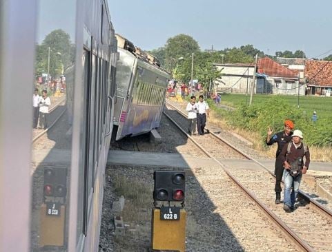 KA Argo Bromo Anggrek Anjlok di Pegaden Baru Subang, Jalur Utara Lumpuh