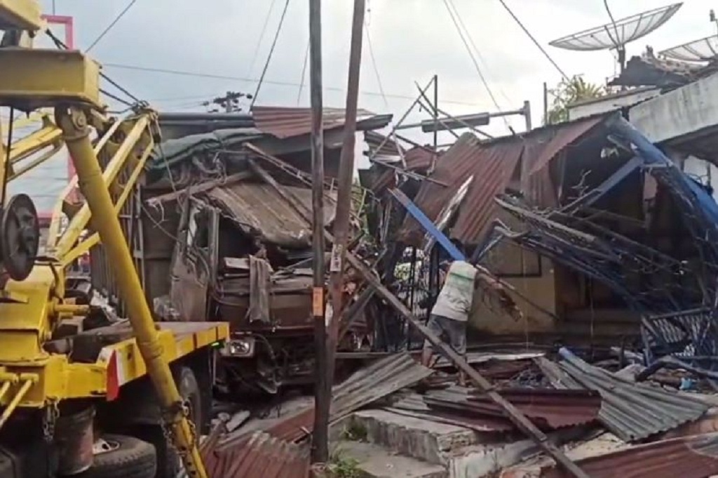 Kecelakaan di Pematangsiantar, Truk Diduga Rem Blong Tabrak 2 Rumah Warga